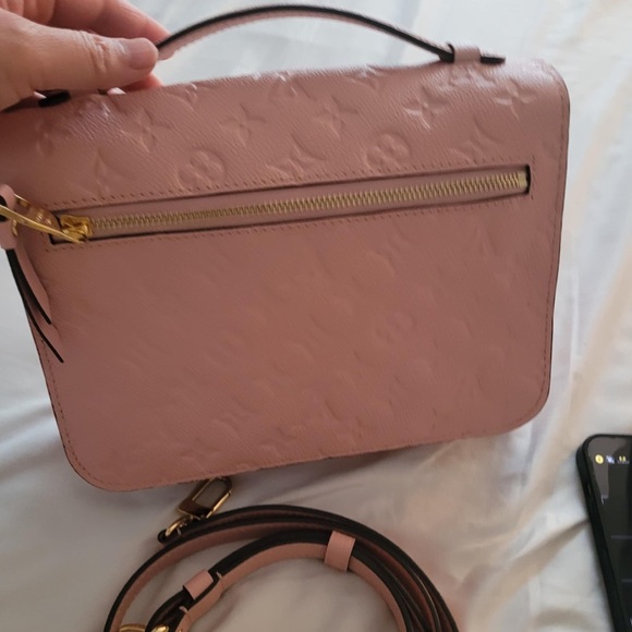 LOUIS VUITTON
Empreinte Pochette Metis Rose Poudre - Picture 2 of 16